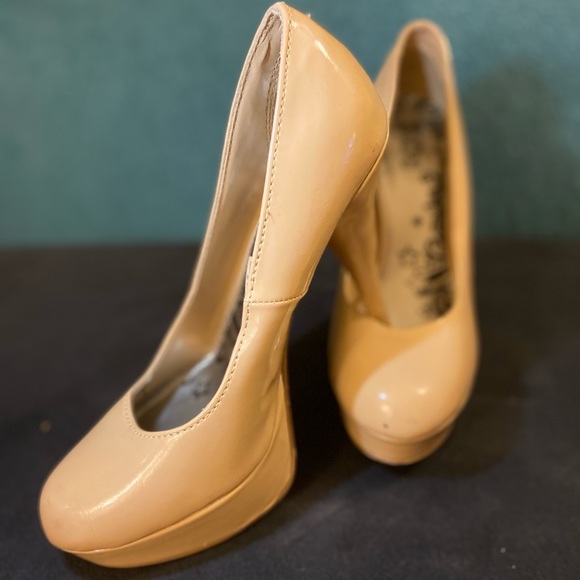 Tan Heels - Picture 3 of 6